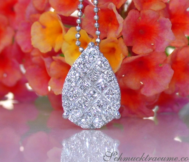 Princess-Diamant-Tropfen-Anhänger in Weißgold, detailreich verziert, vor blühenden Blüten. Princess-Diamant-Tropfen-Anhänger in Weißgold, detailreich verziert, vor blühenden Blüten.