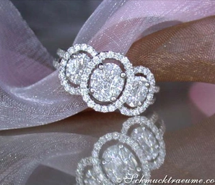 Illusion-Diamantring auf zartem Tüll, Detailaufnahme, elegant und luxuriös