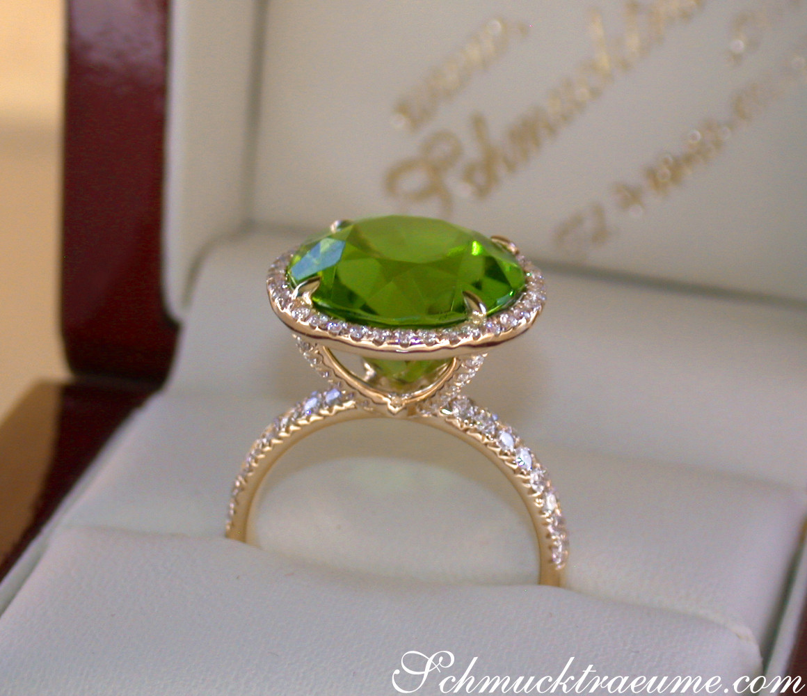 Peridot-Ring mit Brillanten, Gelbgold 750, 13 mm, intensives Moosgrün, Detailaufnahme