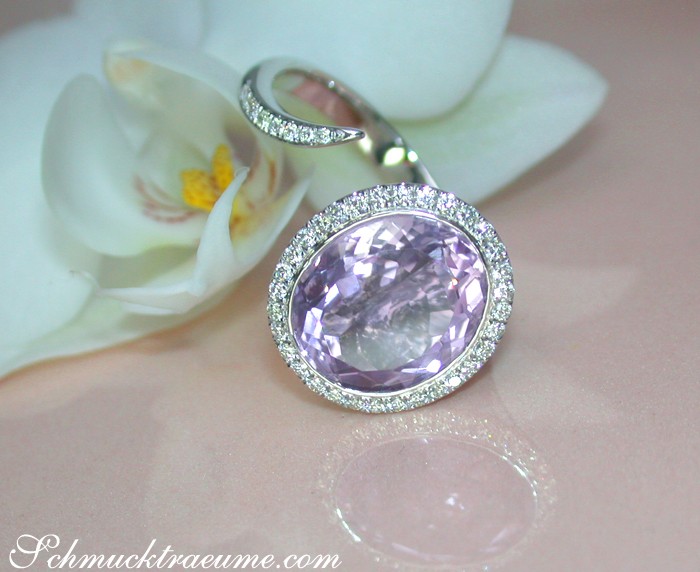 Weißgoldring mit Amethyst und Brillanten auf Orchideenblüte