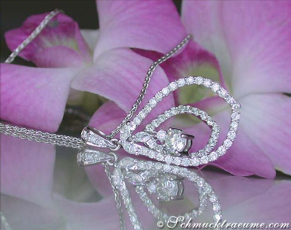 Klassischer Diamant-Anhänger mit Weißgold 750, Detailaufnahme der eleganten Formen