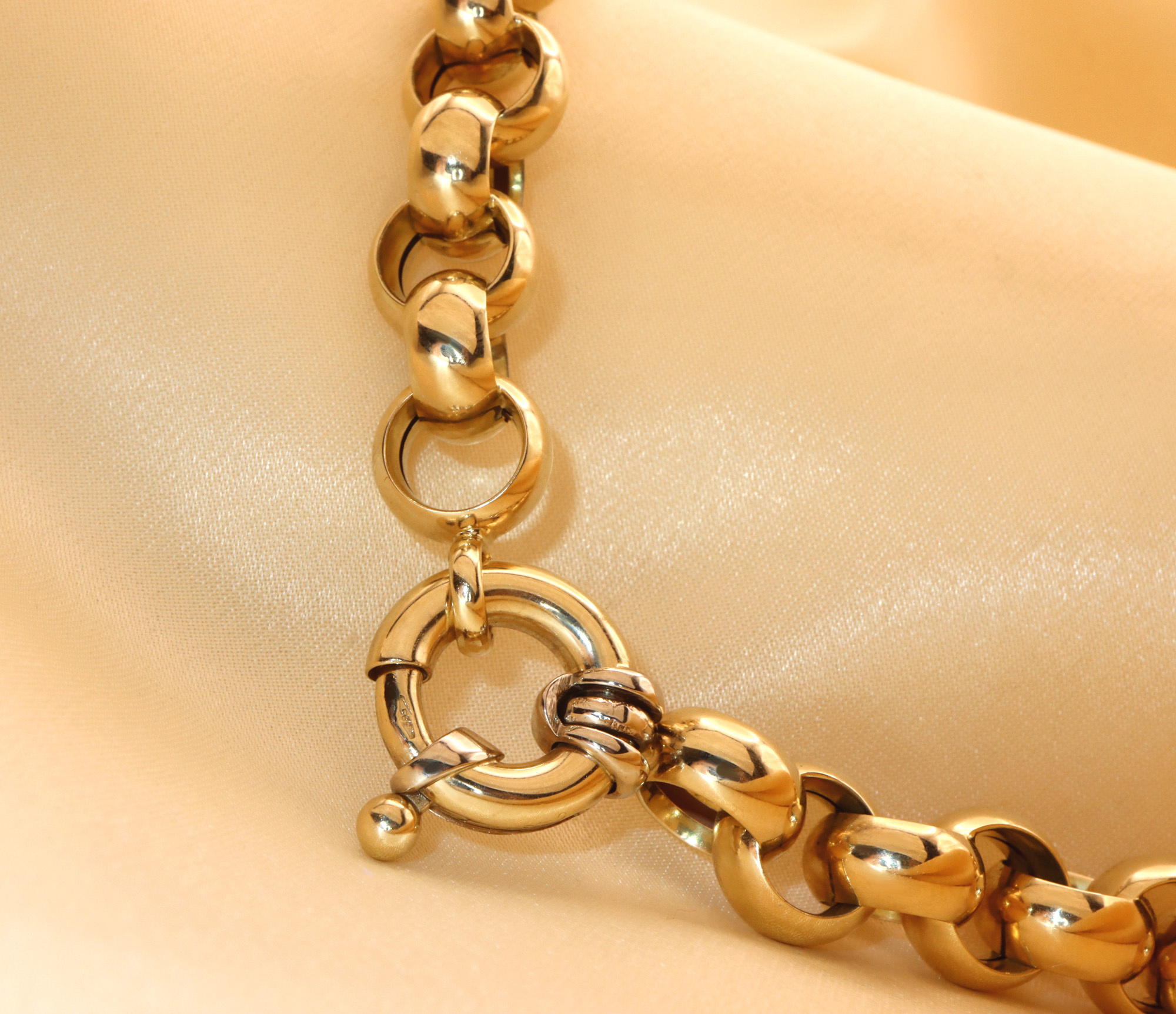 Goldkette mit großem Gelbgold 585/000 Linkschlossdetail, glänzend und luxuriös.