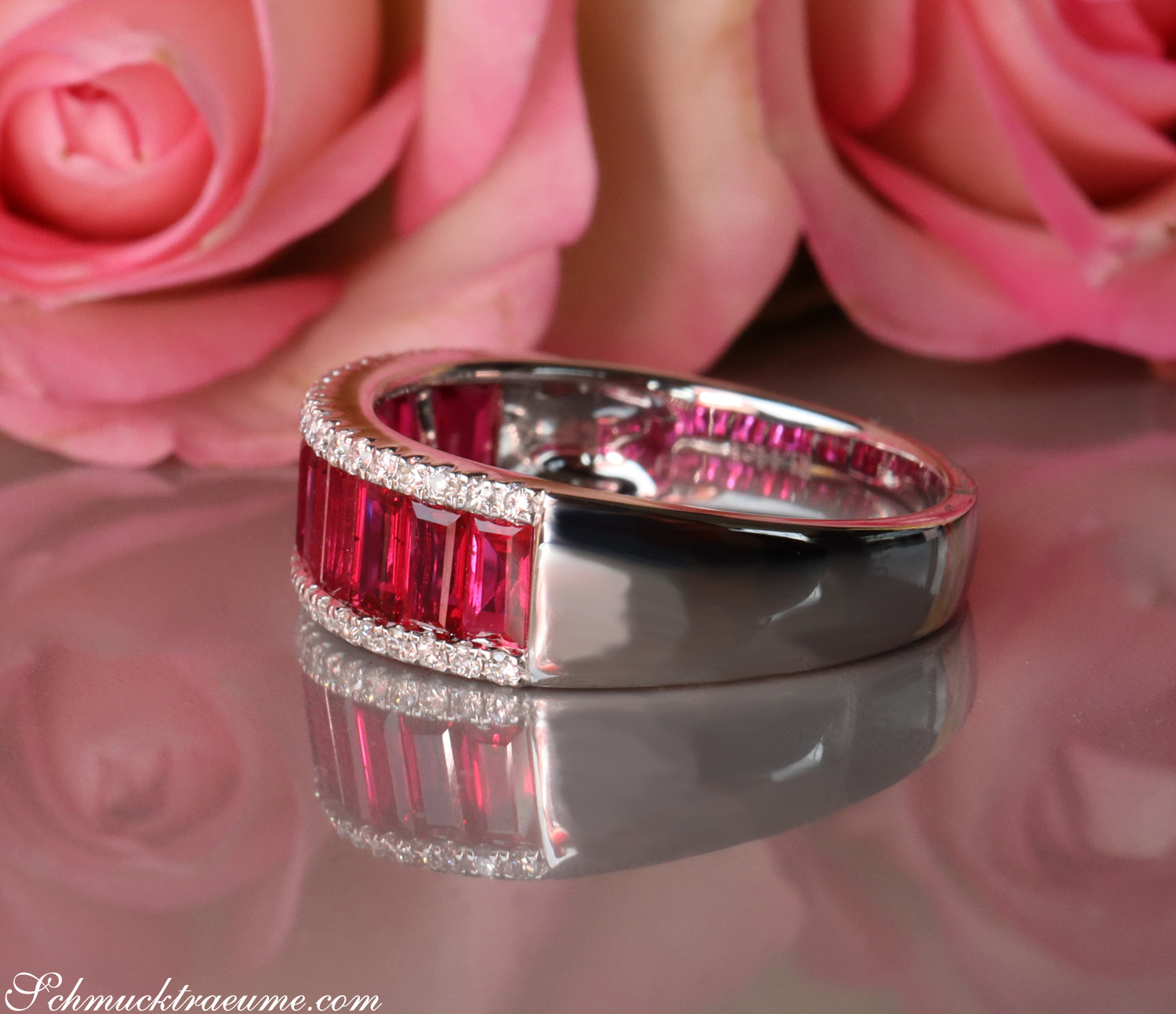 Rosenhintergrund, Rubin-Baguette-Ring mit Brillanten, elegant, Detailaufnahme