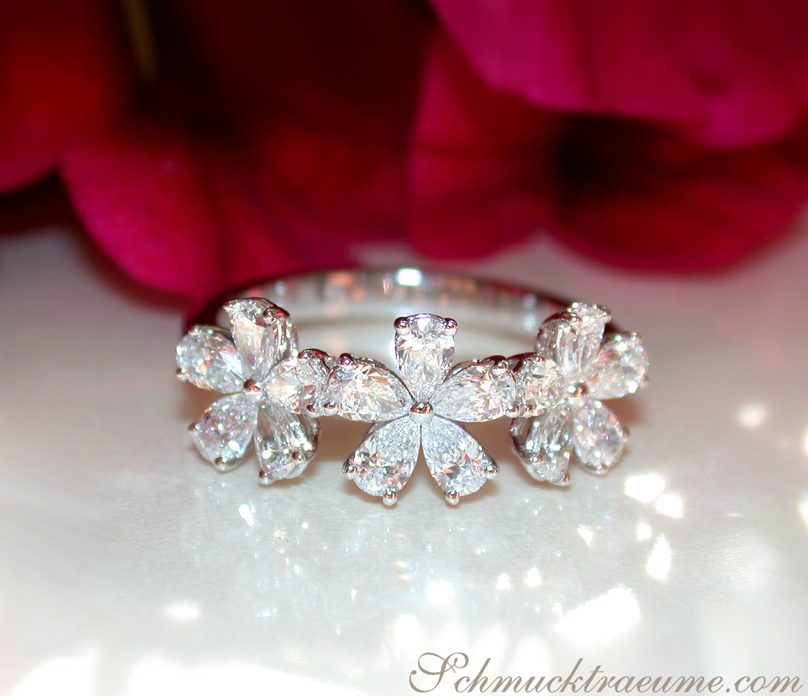 Blüten-Diamantring mit fünfzehn Tropfen-Schliff-Diamanten, Weißgold 750