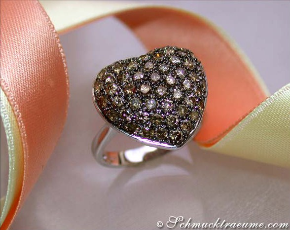 Herzring mit braunen Brillanten auf Satinband, Detailaufnahme, raffiniertes Design