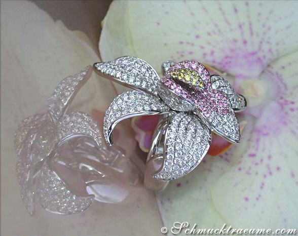 Orchideenring aus Weißgold 750 mit Brillanten und Saphiren, Detailaufnahme auf Orchideenblüte.