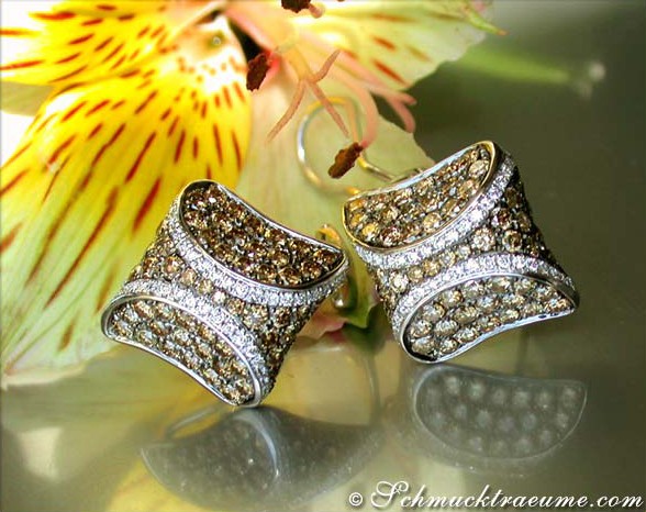 Klare Formen und opulente Linien von Ohrsteckern mit naturbraunen und weißen Brillanten