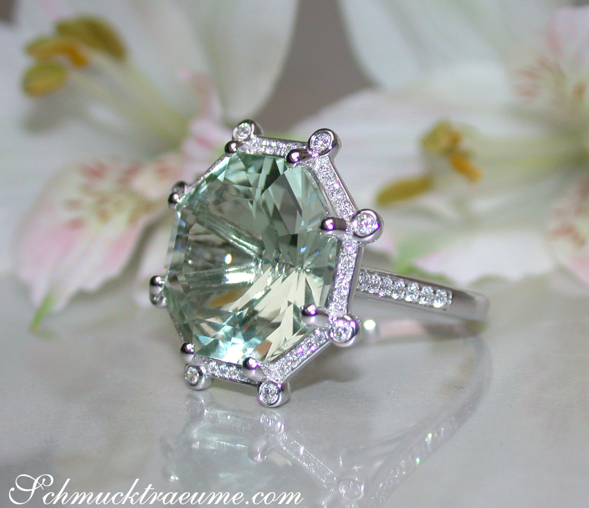 Opulenter Prasiolith-Ring mit Brillanten, detailreiches Design, weißgold 750, Blütenhintergrund