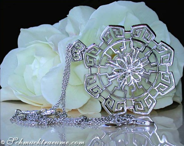 Weißgold-Collier mit 625 Brillanten, detailreiches Design, auf Rosenblüte abgebildet