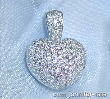 Herz-Anhänger aus Weißgold 750 mit Brillanten, Detailaufnahme auf glänzender Oberfläche