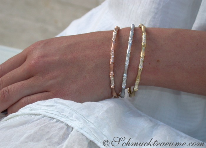 Armbänder aus Gelbgold mit Bambus-Design, detailreich, elegant auf dem Handgelenk getragen