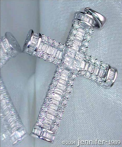 Weißgold-Kreuzanhänger mit Diamanten, detailreich, aufwendig verarbeitet, elegant.