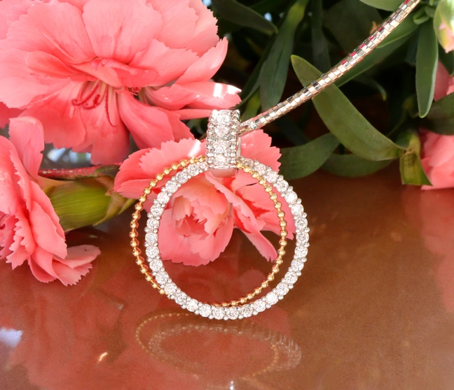 Zeitlos klassischer Brillanten Kreis Anhänger in Gelb- & Weißgold 585 - Image 1 Zeitlos klassischer Brillanten Kreis Anhänger in Gelb- & Weißgold 585 - Image 1