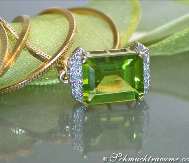 Goldener Peridot-Anhänger mit Diamanten, Detailaufnahme, elegante Form, grüner Stein, Strassbesatz, hochwertige Verarbeitung. Goldener Peridot-Anhänger mit Diamanten, Detailaufnahme, elegante Form, grüner Stein, Strassbesatz, hochwertige Verarbeitung.