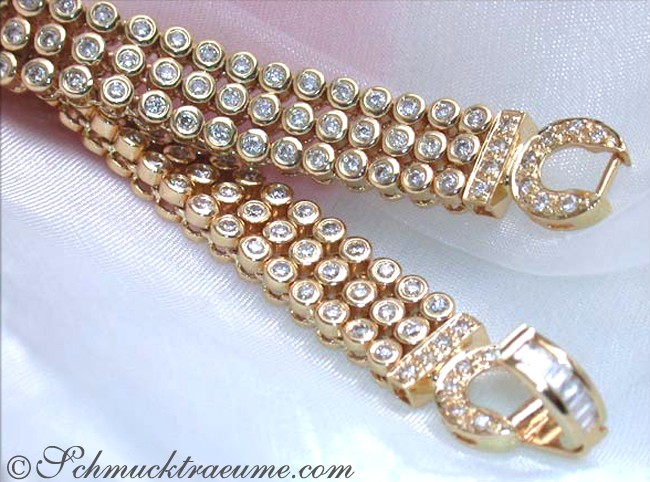 Detailaufnahme von Gelbgold-Armband mit Diamanten, elegantes Design