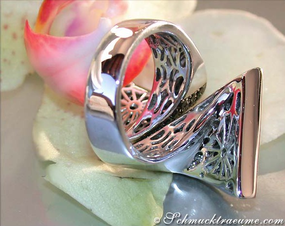 Schwarzer Diamant-Ring mit filigranem Design auf Orchideenblüte