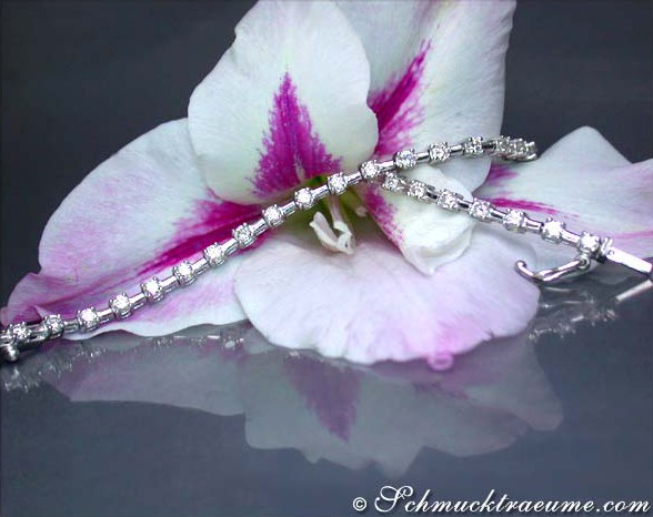 Platin-Armband mit Diamanten auf Blume, Detailaufnahme, zarte Eleganz