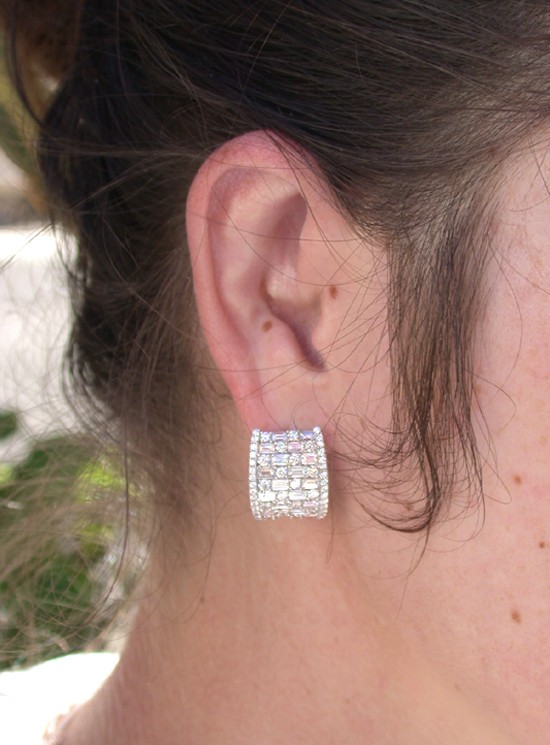 Exquisite Brillanten-Ohrstecker mit Baguette-Diamanten, Detailaufnahme, hochwertige Verarbeitung
