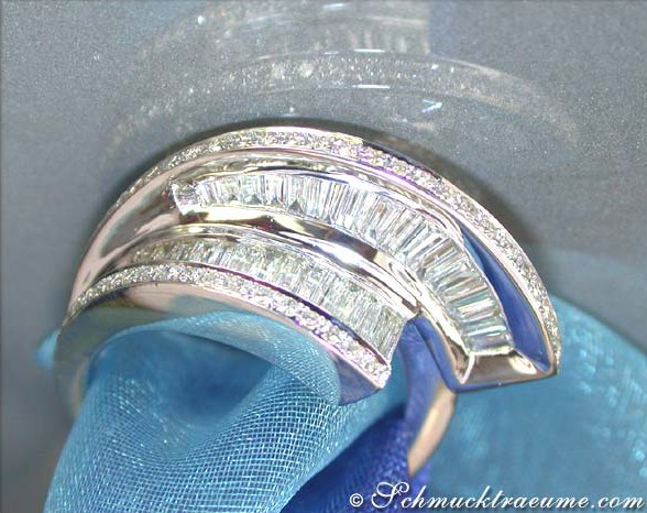 Detailansicht des Diamanten-Rings mit Baguette-Diamanten in Weißgold 750