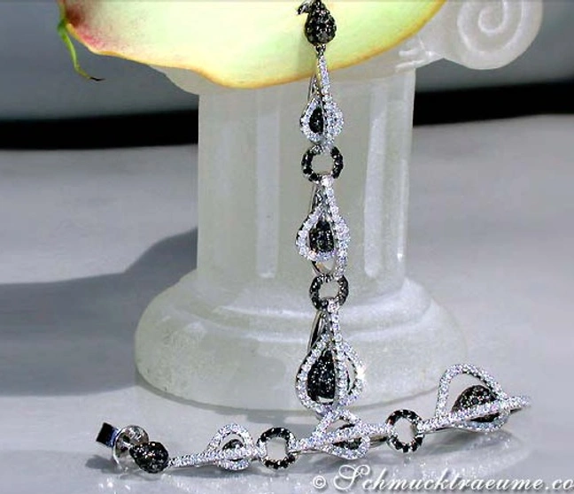 Langes Ohrgehänge mit schwarzen & weißen Diamanten auf weißem Sockel. Langes Ohrgehänge mit schwarzen & weißen Diamanten auf weißem Sockel.