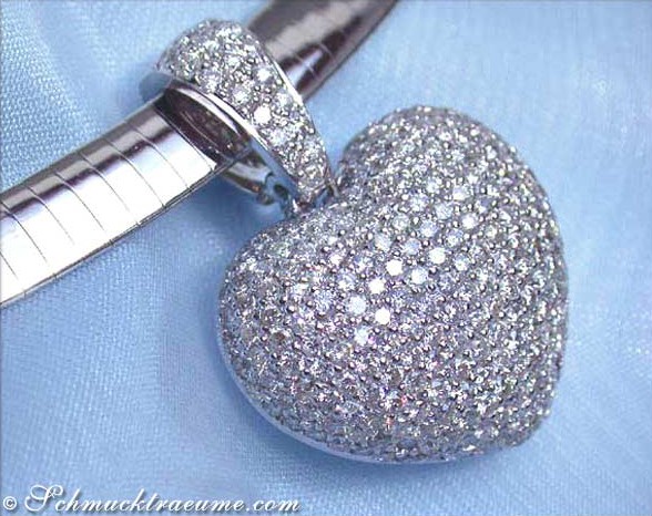 Diamant-Pavé Herzanhänger mit 3.600 Karat, Weißgold 750, glitzernd auf blauem Stoff.