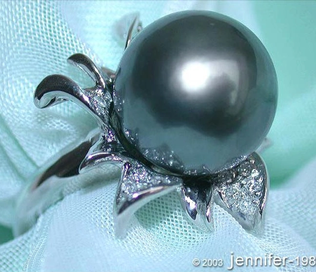 Weißgold-Tahitiperlenring mit Diamanten im Blüten-Design, detailreich, hochwertig verarbeitet. Weißgold-Tahitiperlenring mit Diamanten im Blüten-Design, detailreich, hochwertig verarbeitet.