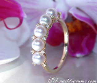 Goldener Ring mit Baby Akoya Perlen und Diamanten, Detailaufnahme
