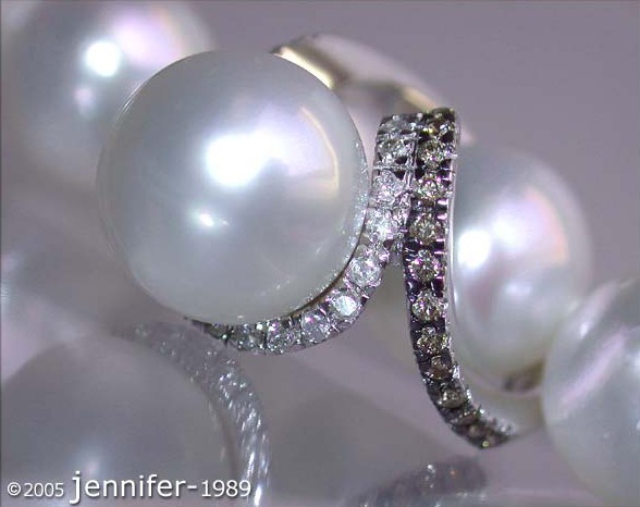 Südseeperlen-Ring mit braunen & weißen Brillanten, Detailaufnahme, 12-13 mm Perlen, Weißgold 585