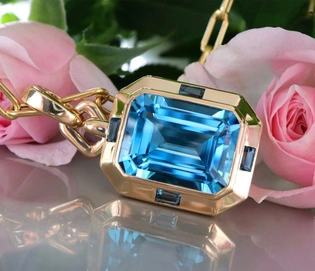 Blautopas Collier "Blue Elegance" in Gelbgold 585 mit intensiv leuchtendem Blautopas