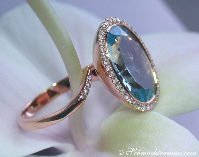 Blautopas-Ring in Roségold mit Diamanten, Detailaufnahme auf Orchideenblüte