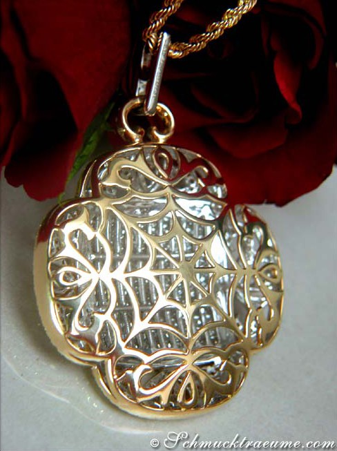 Goldener Anhänger mit filigranem Diamantenbesatz, detailreich, auf Kette getragen