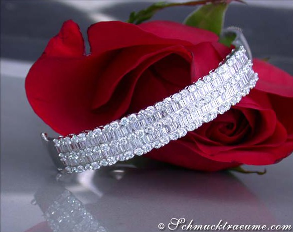 Armreif mit 183 Diamanten, Weißgold 750, Detailaufnahme, rote Rose im Hintergrund