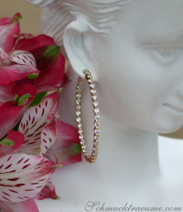 Kunstfigur mit Blumen und Creolen-Ohrschmuck