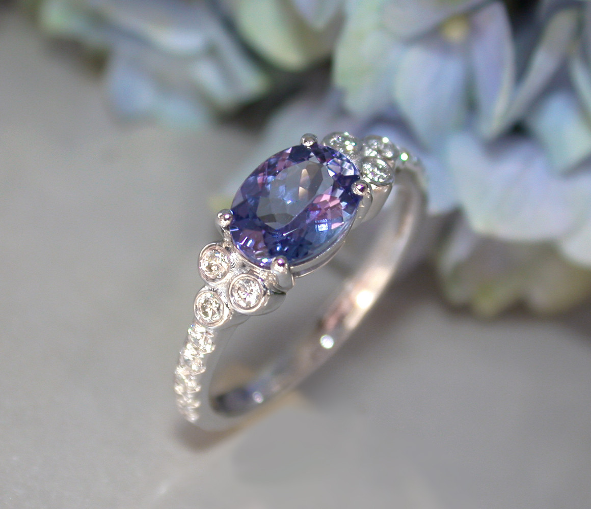 Femininer Tansanit-Ring mit Brillanten in Weißgold 585