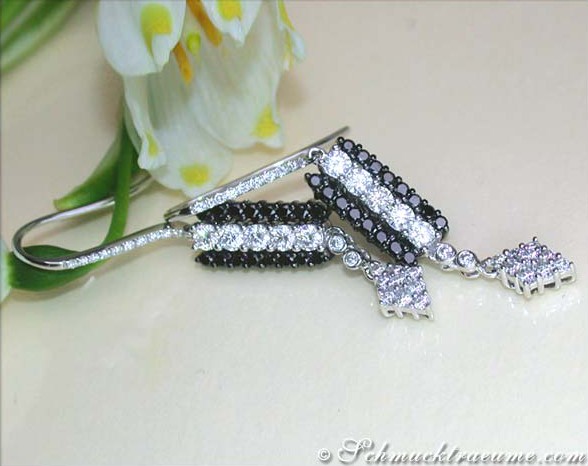 Schwarz-weiße Diamant-Ohrhänger mit Verzierung, Detailaufnahme