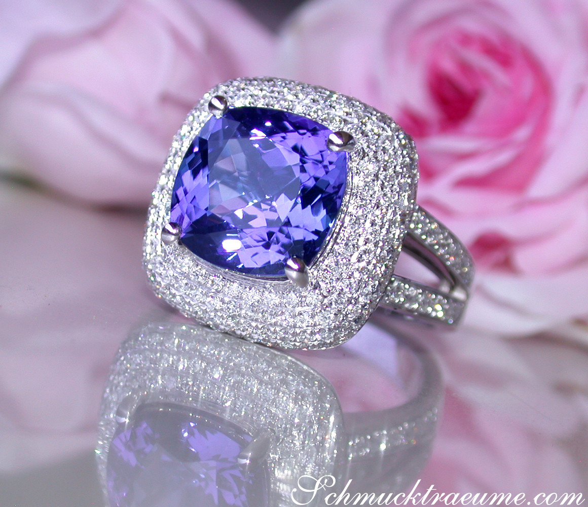 Traumhafter Tansanit-Ring mit Brillanten im Carré-Design, detailreiches Design, sanfte Rose im Hintergrund