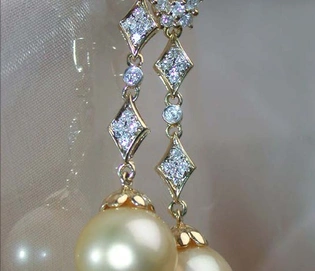 Goldene Südseeperlen-Ohrgehänge mit Diamanten im Art-Déco-Stil