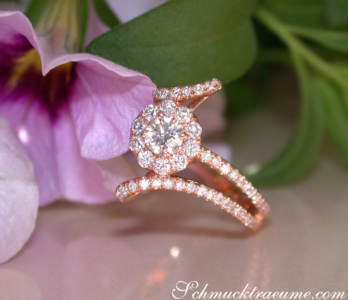 Rosenring mit 0.70 ct W SI1/2 Diamant, detailreiches Roségold, Blütenhintergrund