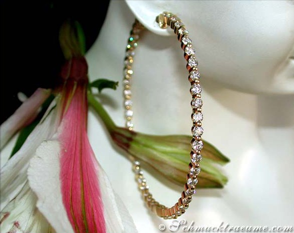 Goldene Creolen mit Diamanten an Blume