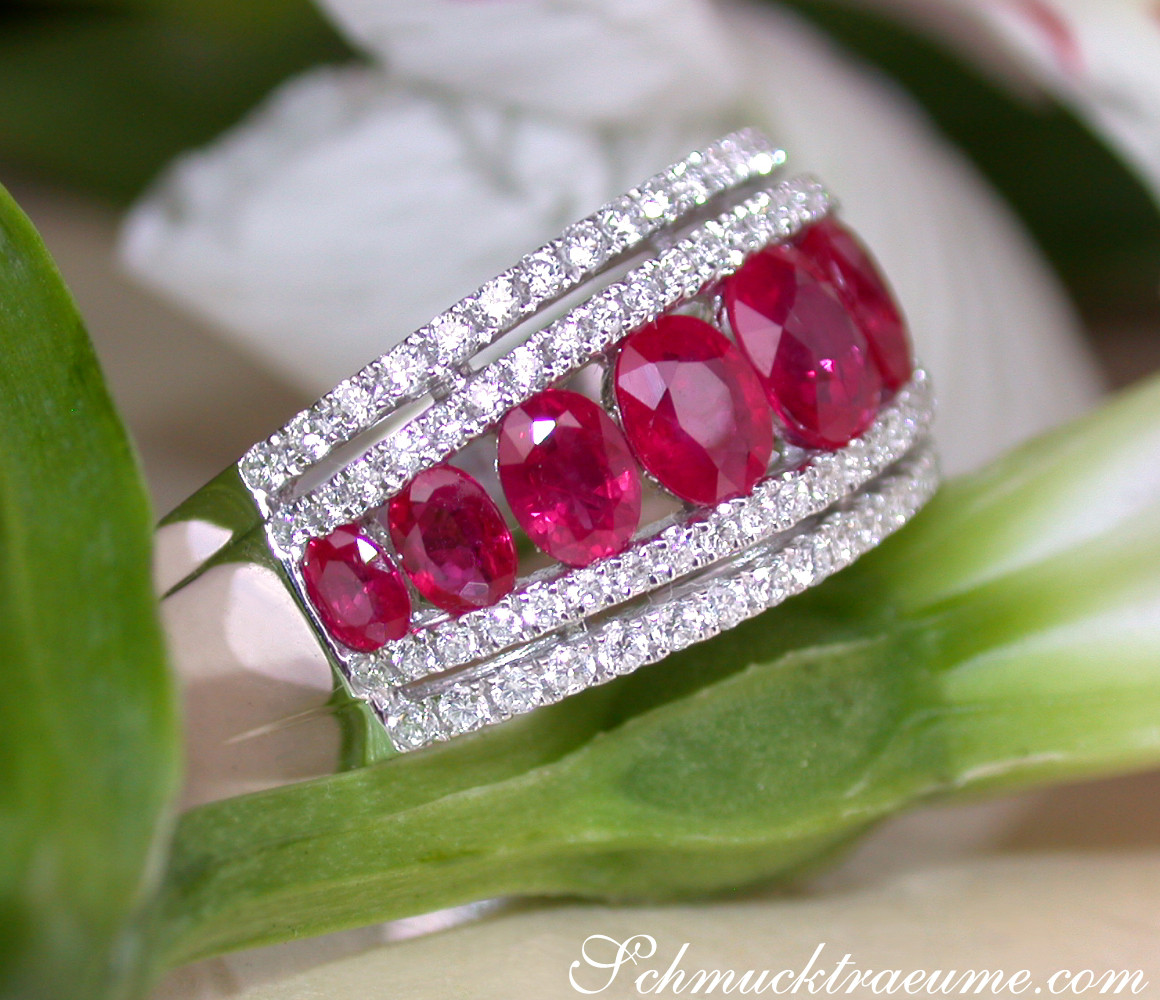 Rubin-Ring mit Brillanten auf Blüte, Detailaufnahme