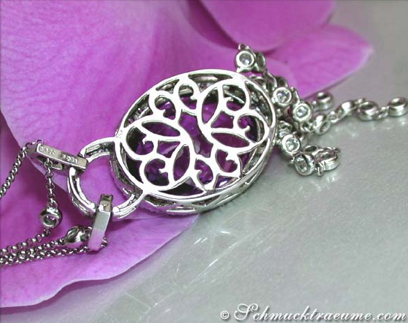 Silbernes Collier mit filigranem Design auf lila Blüte