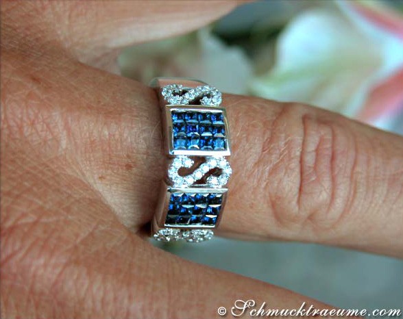 Saphir-Ring mit Brillanten auf Finger, Detailaufnahme, elegantes Design