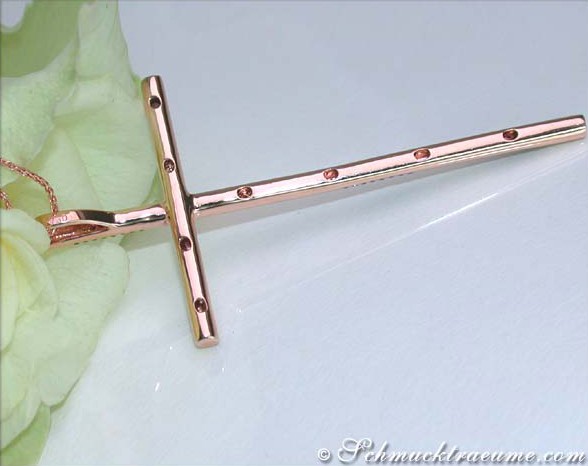 Kreuzanhänger aus Roségold 750 mit Brillanten & schwarzen Diamanten, Detailaufnahme.