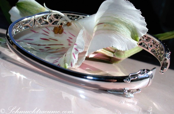 Blütenblatt auf silberner Armreif-Detailaufnahme