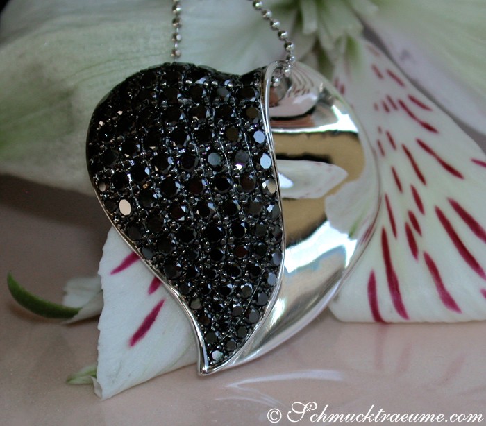 Schwarzer Diamant Herz Anhänger in Weißgold 585, glänzender Diamantbesatz, elegant und feminin