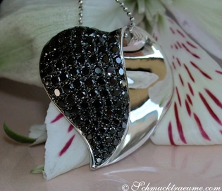 Schwarzer Diamant Herz Anhänger in Weißgold 585, glänzender Diamantbesatz, elegant und feminin