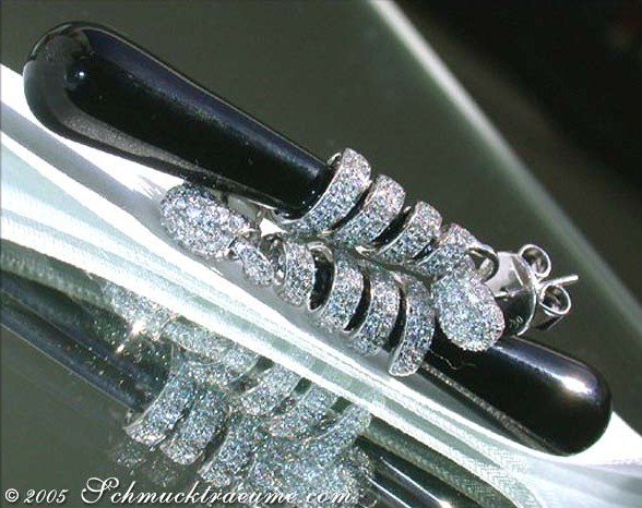 Onyx-Ohrhänger mit Brillanten, Detailaufnahme, schwarz-weiß, Kontrast, Luxus-Schmuck