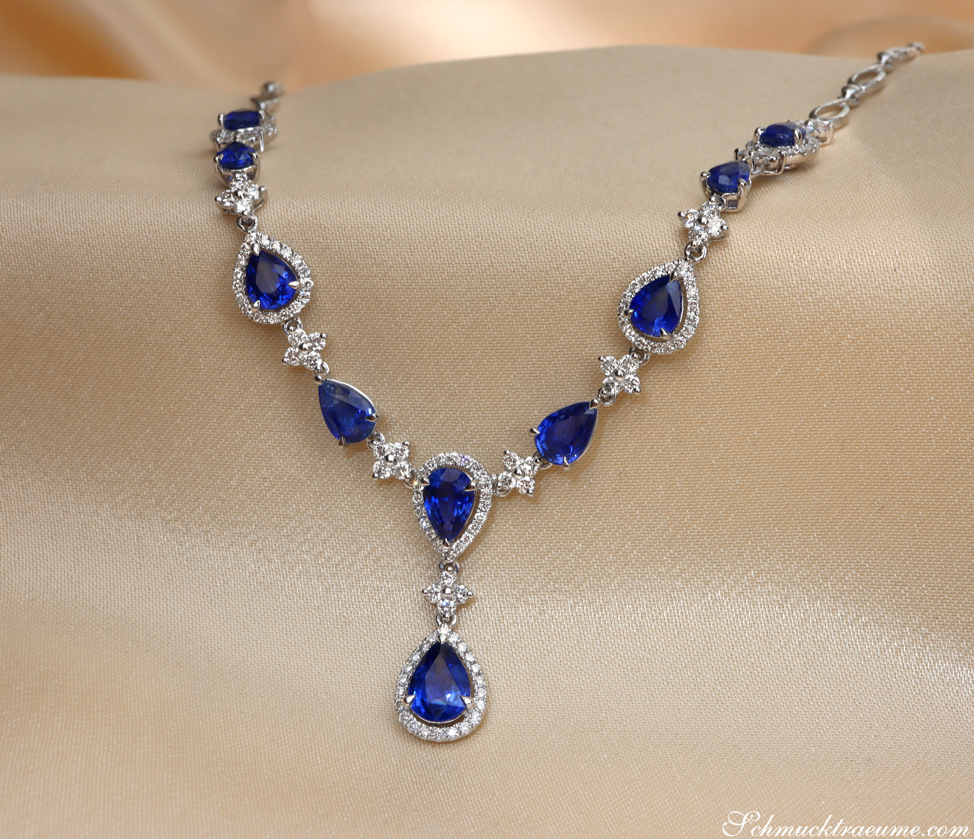 Klassisches Saphir-Collier mit Brillanten, 10 Saphire, Weißgold 750