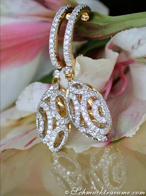 Brillanten-Ohrgehänge in Gelbgold 750, auffällige Design mit funkelnden Steinen