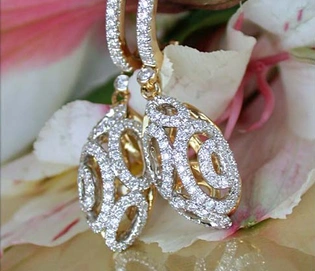 Brillanten-Ohrgehänge in Gelbgold 750, auffällige Design mit funkelnden Steinen